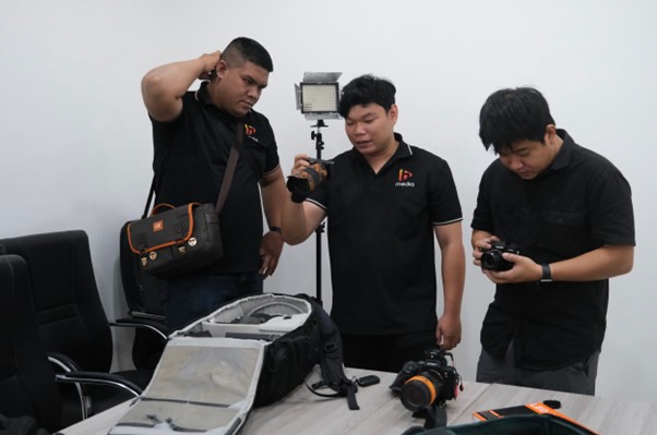 Đội ngũ Hmedia trang bị đầy đủ để chuẩn bị quay một video chuyên nghiệp